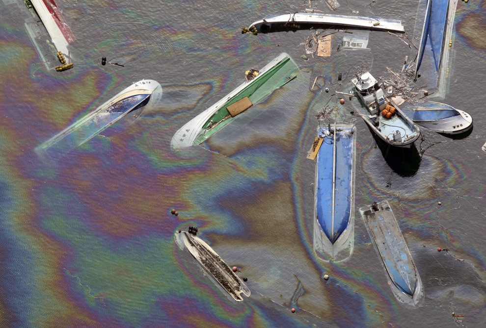 [Los buques flotan en el aceite derramado en el agua en fudai  Iwate[5].jpg]