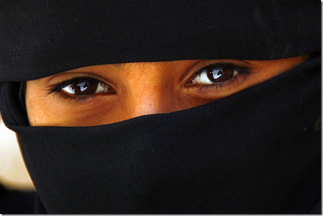 Eric Lafforgue - Veiled girl's eyes - Yemen