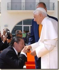 Francisco Vázquez besa el anillo del Papa