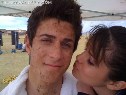 selena gomez david henrie kiss. David Henrie casi besado por