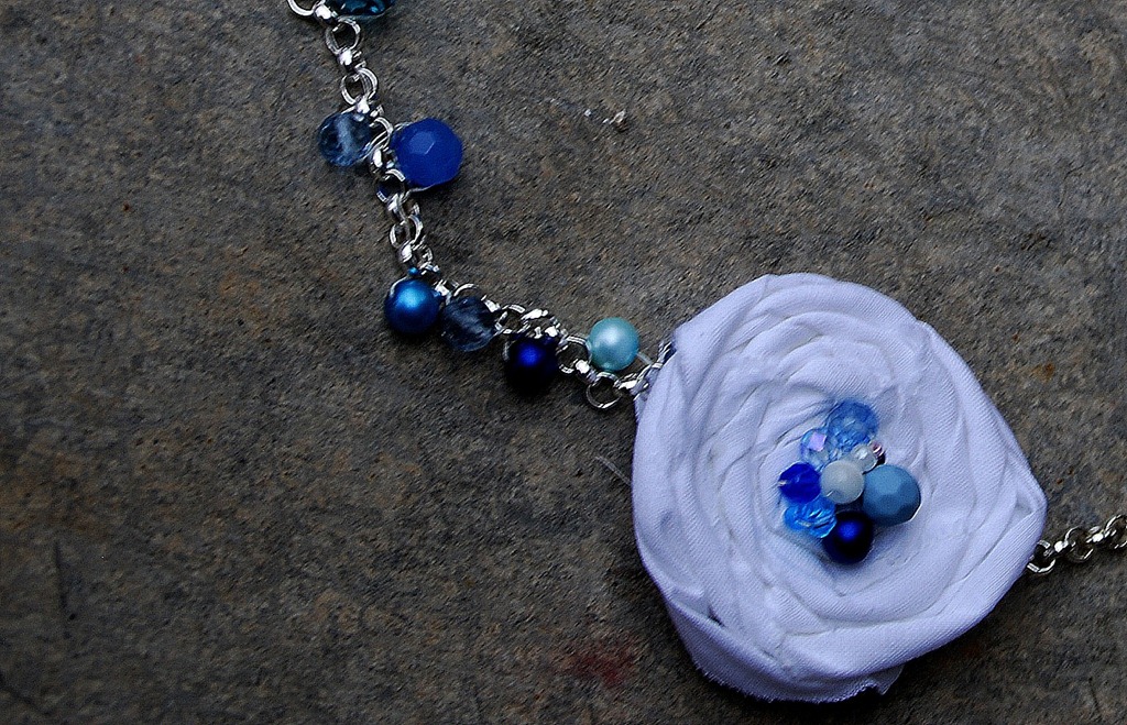 [threaded rosette necklace blue[4].jpg]