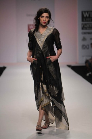 [WIFW SS2010 collection by Rahul Mishra's Show[5].jpg]