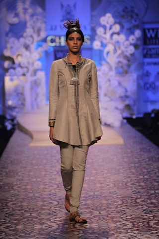[WIFW SS 2011 Collection By JJ Valaya7[6].jpg]