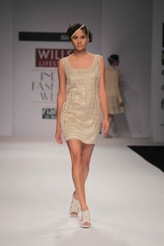 [WIFW SS 2011  collection by Manish Gupta (12)[7].jpg]