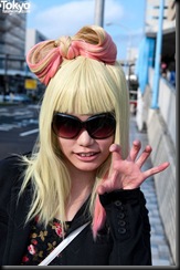 Lady-Gaga-Japanese-Fans-2010-04-17-039-P7205-600x903