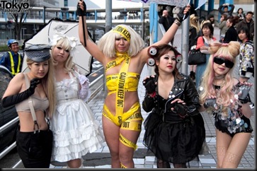 Lady-Gaga-Japanese-Fans-2010-04-18-048-P7407-600x398