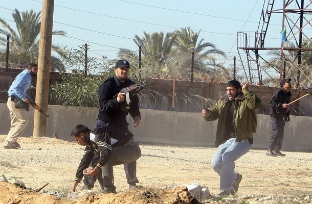 [Hamas tries to stop protesters[14].jpg]