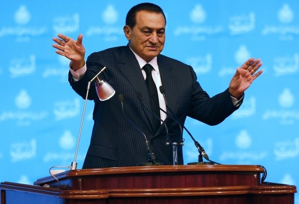 [Mubarak Saluates people[4].jpg]
