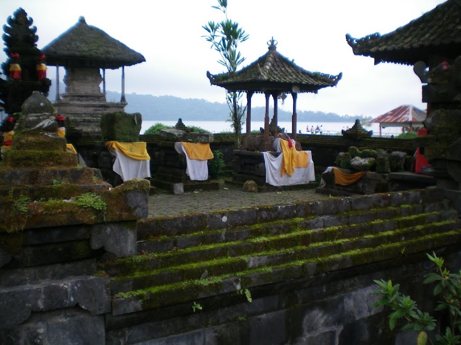 Pura Ulun Danu Bratan: sarcophages 