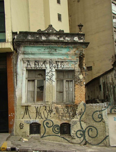 Imóvel construído em 1905, abandonado na rua Asdrúbal do Nascimento