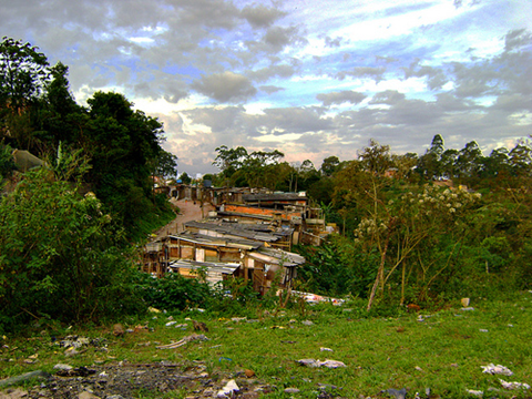 Casas próximas ao "novo" lixão do Sítio Joaninha. Foto: Flaviana Serafim