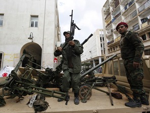105763_warga-libya-mengambil-senjata-milik-militer-