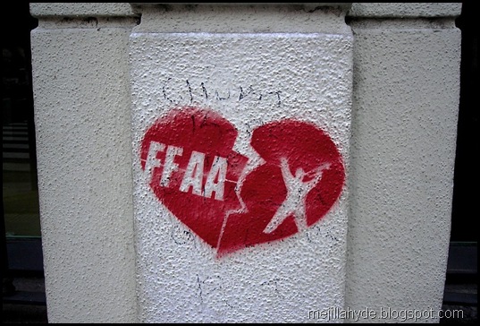 Corazón partido, graffiti, Diario Clarín, FFAA