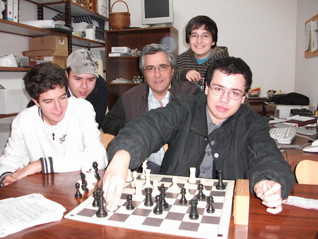 Jorge Ferreira demonstra o poder de Bxg7 a Nuno Martinho, Luís Neves da Silva, IA Carlos Dias (árbitro do torneio) e João Pedro Andias