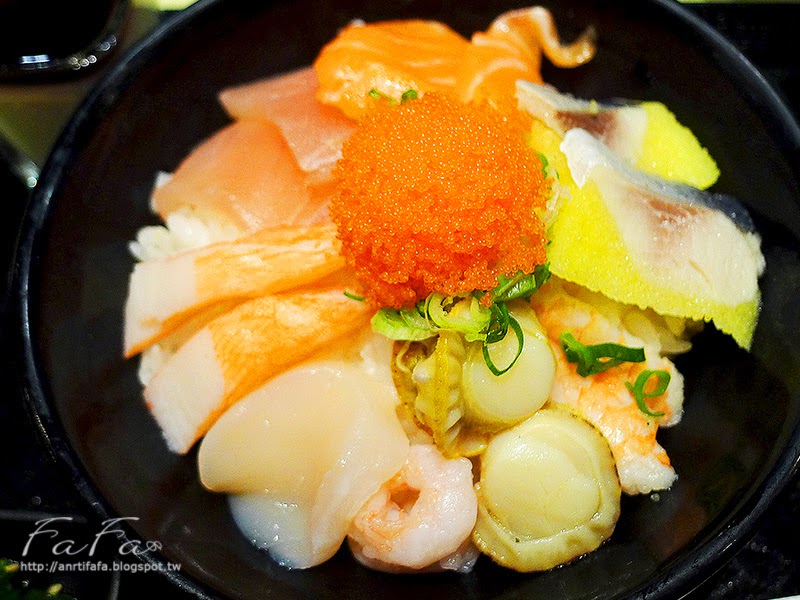 定食8 。 180元均一價 豪華海景丼 (Lumix DMC-LX5)