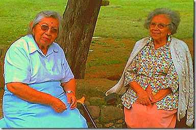 Copia de Mi tía Area (izq) y mi mamá (der) en el atrio de la Parroquia de Tepoztlán Morelos2