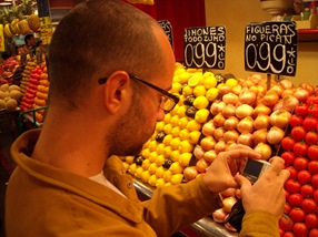 fotografiando tomates en la Boquería, Barcelona