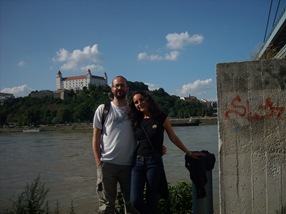 Castillo de Bratislava desde el otro lado de Danubio