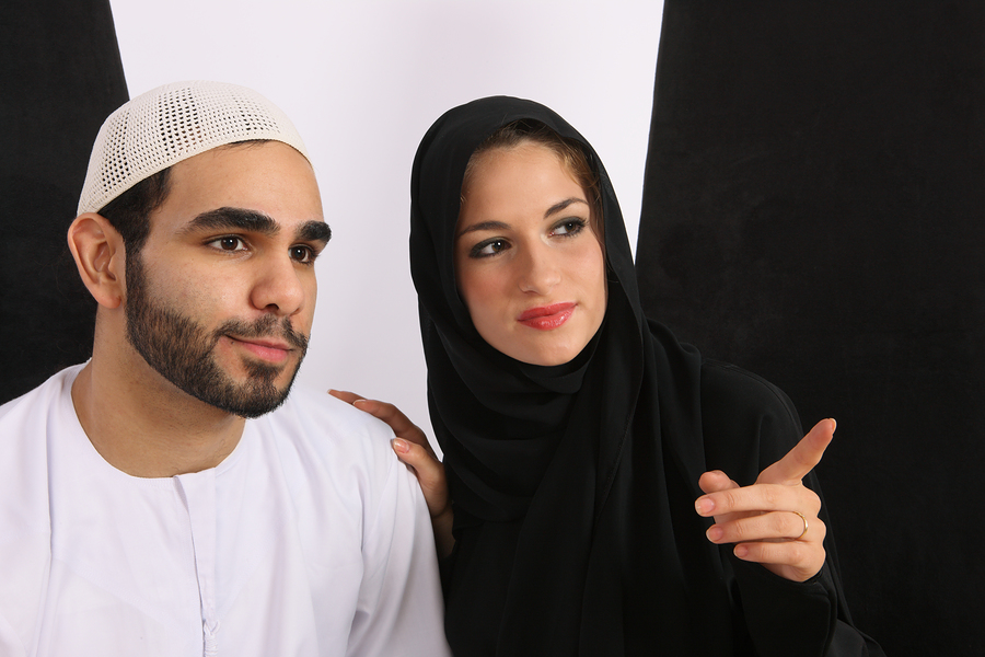 Muslim wife. Мусульманские пары. Муж и жена мусульмане. Мусульманка с мужем. Арабские женщины и мужчины.