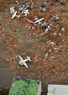 japan-tsunami-earthquake-hits-northeast-airplanes_33137_600x450