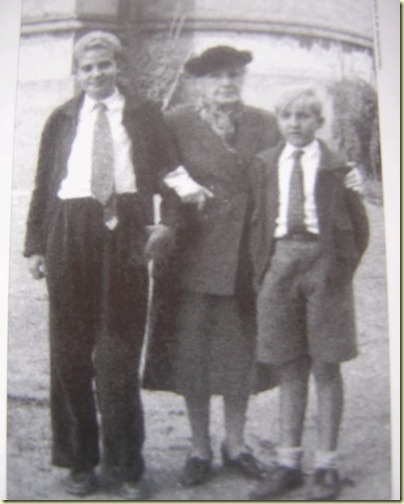 Eulalia en 1953, con Juan Carlos, actual rey de España, y su hermano, el infante don Alfonso.