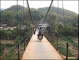 El puente Muang Khua