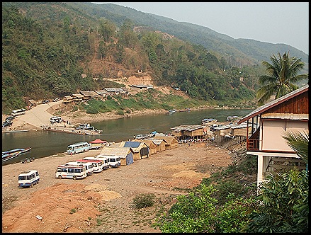 la orilla del río en Muang Khua