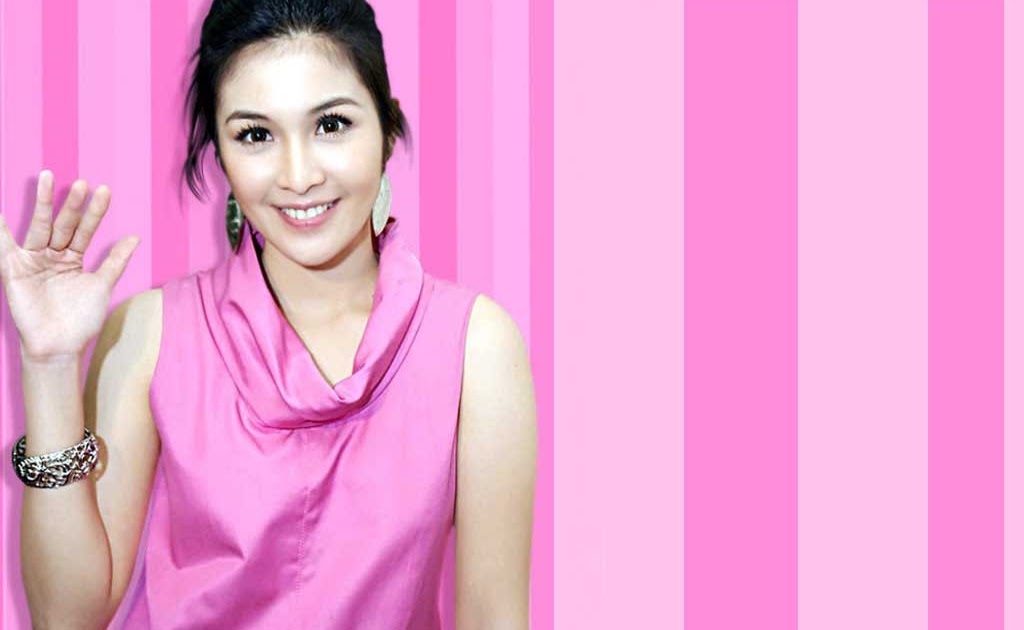 Sandra Dewi Wallpaper Pink