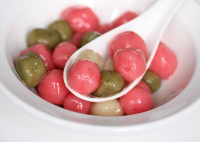 photo of a bowlful of sweet rice balls