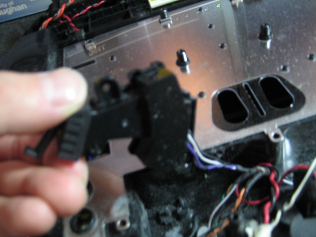 [2009-04-07 Roomba Articulating Arm Optical Sesnsor Set Replacement 024[2].jpg]