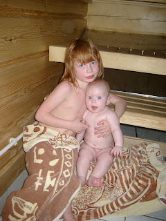 Сын смотрит маму мама в бани. Дочь в бане. Мелкая в бане. Ребятишки в бане. Дочка в парилке.