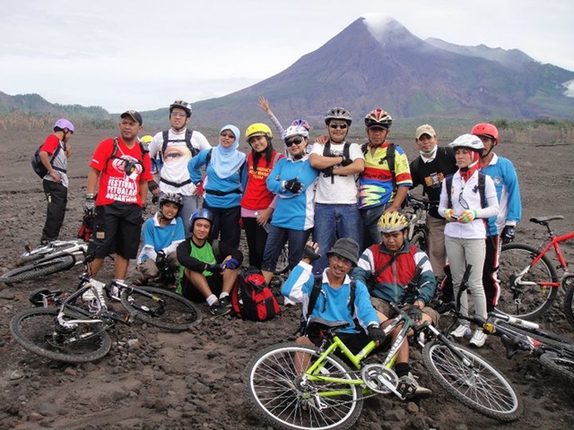 [Wisata-Sepeda-Merapi-Lava-Tour-Kali-Gendol-2011[5].jpg]