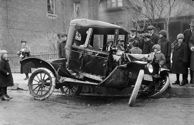 [Auto_accident_on_Bloor_Street_West_in_1918[4].jpg]