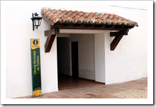 Indicador ubicado junto a la entrada de la Oficina Municipal de Turismo de Almodóvar del Campo.