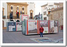 Fotografía de la exposición que luce junto al Ayuntamiento, en la Plaza Mayor de Almodóvar del Campo.