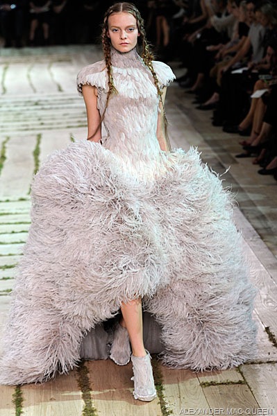 [alexander-mcqueen-spring-2011-paris-fashion-week-feather[21].jpg]