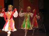 主人家还邀请了丹中舞蹈团表演助兴。