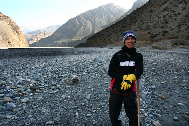 old man walking with tongkat Ali