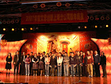 台上的这些都是 2006 年度优秀的员工。