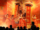 不光有好吃的，还有好看的舞蹈表演。