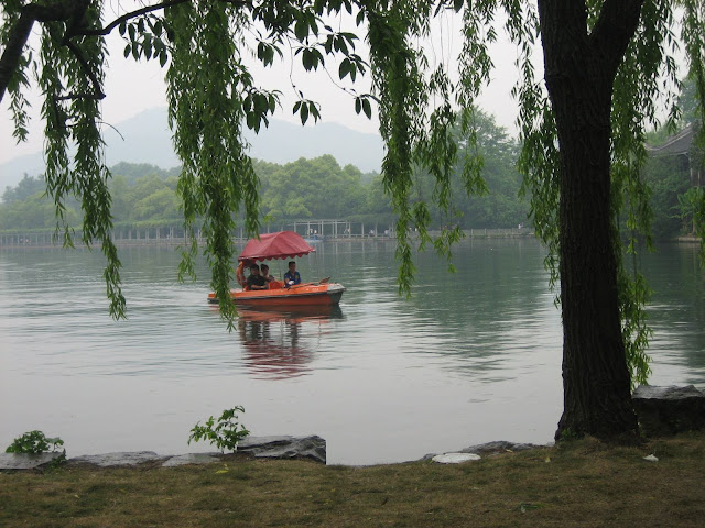 西湖畔游船河