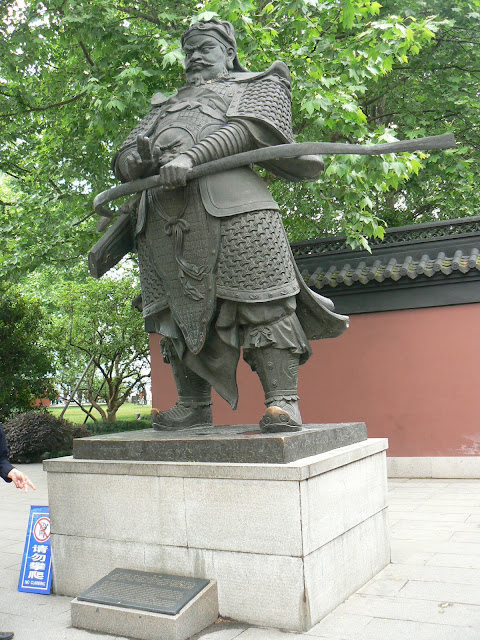 钱王铜像（斜侧面）