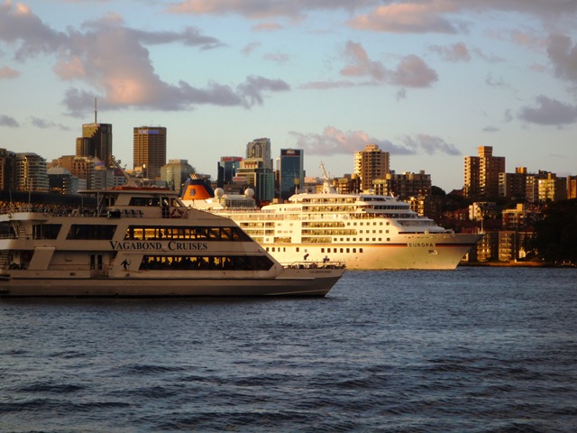 [Cruise ship Sydney harbour[10].jpg]