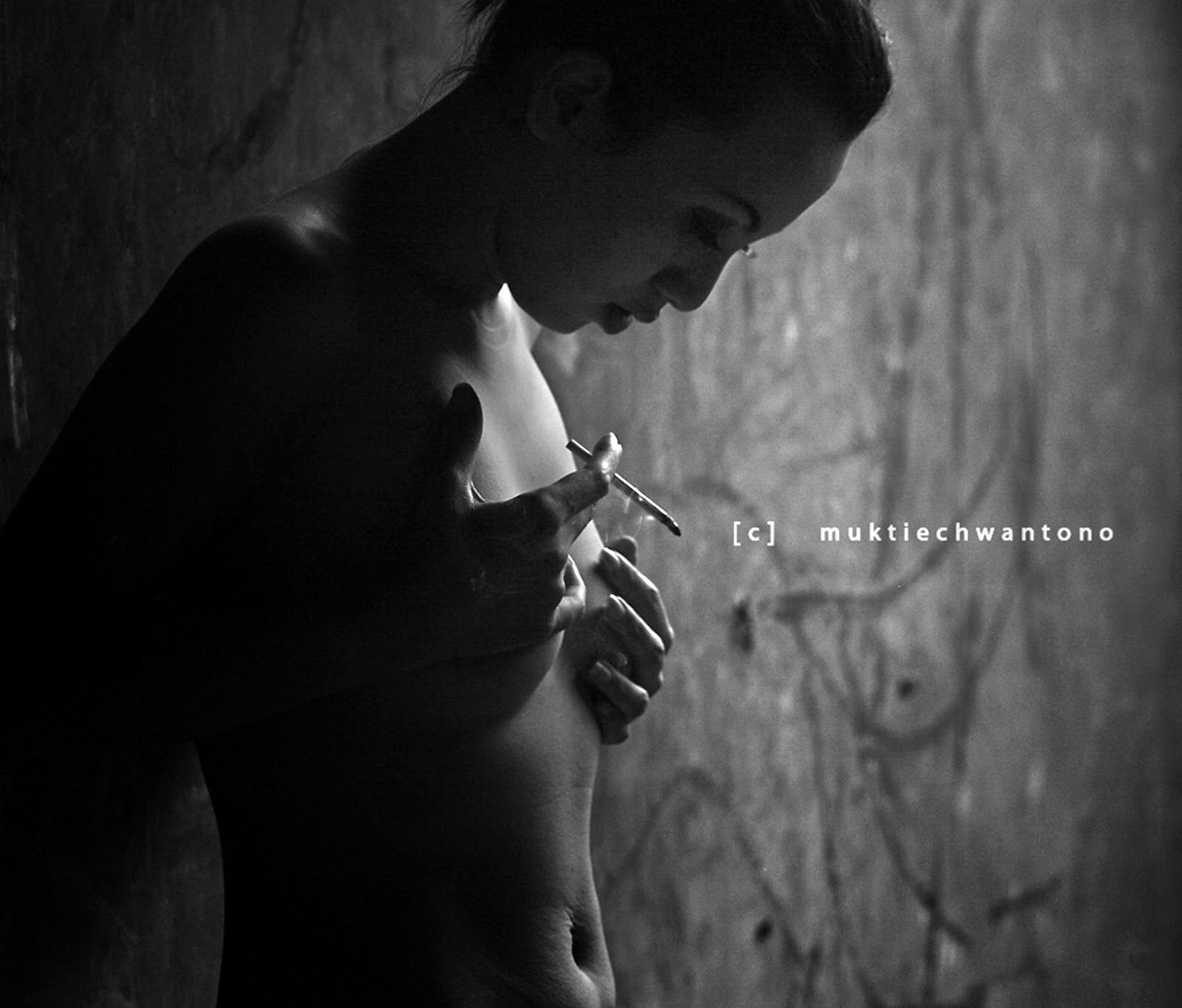 [smokers_in_the_dark_by_illdispose[6].jpg]