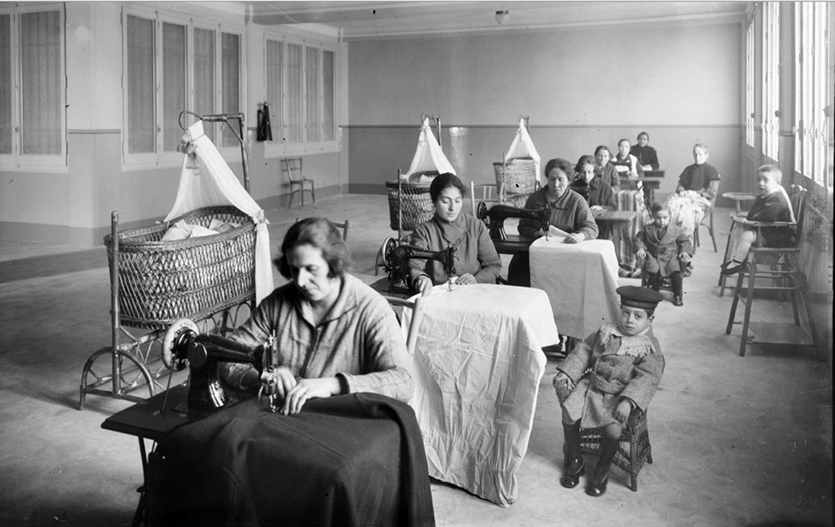 [branguli  - Mujeres trabajando con máquinas de coser, en Barcelona (1926)[10].jpg]