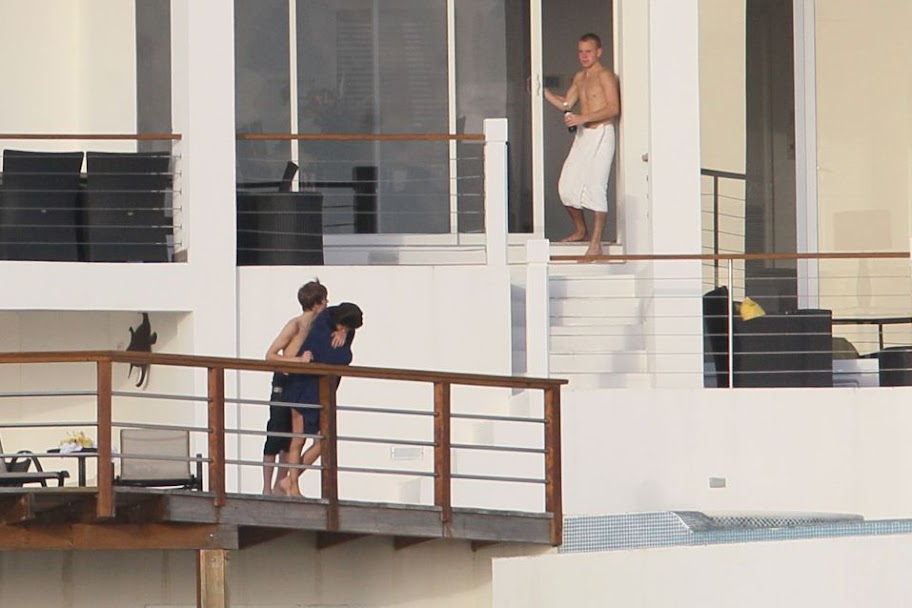 pictures of selena gomez and justin bieber kissing at the beach. justinbieber selenagomez