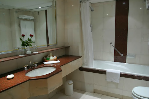 White simple bathroom interior design can be combined with some other 