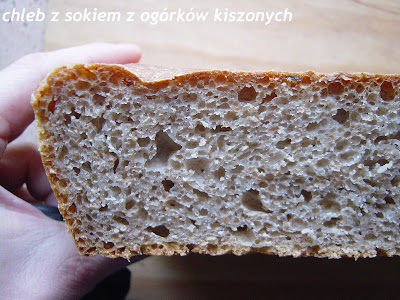 Chleb z sokiem z ogórków kiszonych