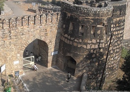 [Jhansi fort Main gate[14].jpg]