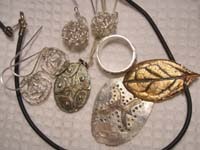 Pendientes, colgante y anillo realizados con diferentes técnicas en Pasta de Plata
